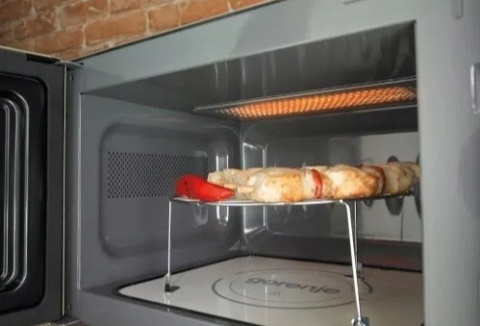 Kuchenka mikrofalowa do zabudowy Gorenje BM235CLI 23L Retro Kość Słoniowa