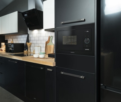 Kuchenka mikrofalowa Gorenje BM235G1SYB 900W 23l Grill 60cm Czarna